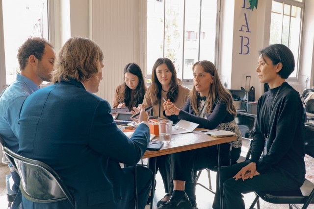어나더데이와 프랑스 비즈니스 파트너가 교류하며 협력 가능성을 모색하는 현장