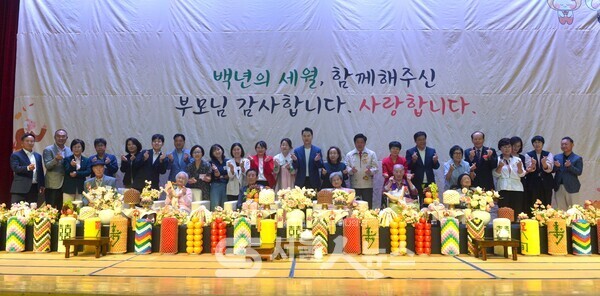 ▲오언석 도봉구청장(우측 11)과 내·외빈이 ‘2025년 도봉구 어르신 장수문화축제’에서 건강을 기원하며 기념사진을 촬영하고 있다.