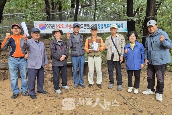 ▲좌로부터 한휘준 도봉문인협회 회장, 박윤규 김포문화원장, 엄한정 고문, 박인수 회장, 김진중 시인(불교문학회 회장), 정득복 고문, 강정화 한국문인협회 부이사장, 한임동 부회장이 시상식을 마치고 기념사진을 촬영하고 있는 모습.
