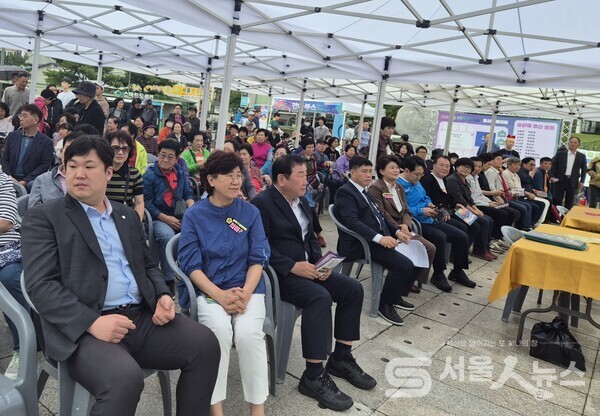 ▲박성규 회장(앞줄 좌측 4)과 김명희 강북구의회 의장(좌측 5)이 내빈들과 ‘세대이음 페스티벌’ 행사에 참석한 모습.