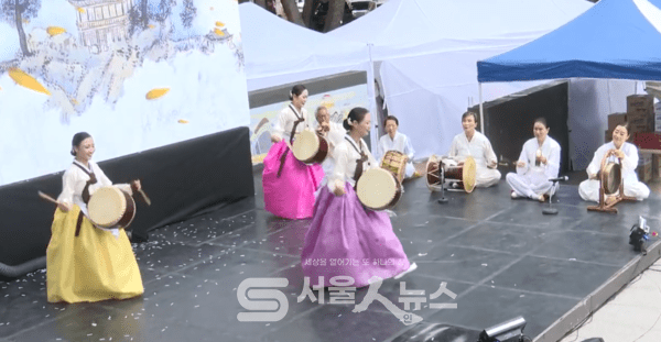 ▲유미애 이사장(중앙)과 공연단이 고고장고를 공연하는 모습.