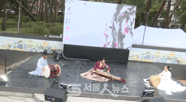 ▲송원조(좌측) 서울시 판소리고법 인간문화재 공연하는 모습.