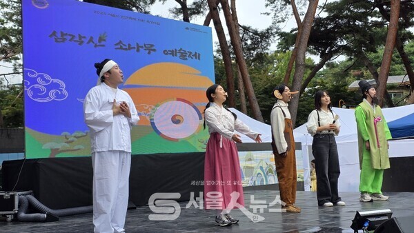 ▲‘삼각산 소나무 예술제’ 공연에서 소나무전설극을 하고 있다.