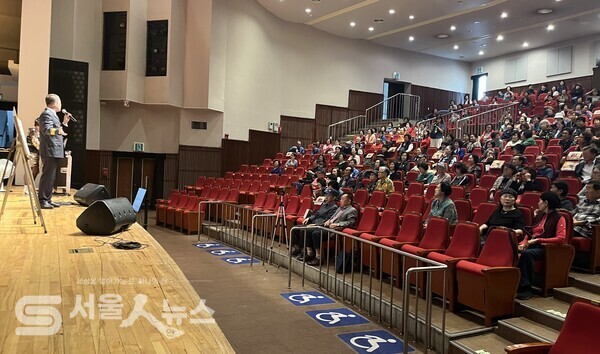 ▲도봉구민회관 하모니홀에서 범죄 예방 교실 강의하는 모습.