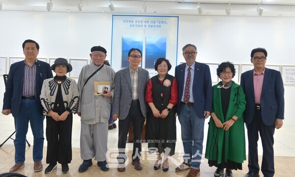 ▲김민정 시인(좌측 5)이 김호운 한국문인협회 이사장(우측 3)과 내빈들과 함께 기념사진을 촬영하고 있다.