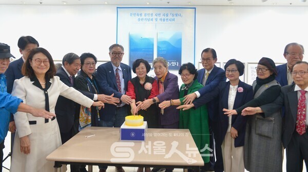 ▲김민정 시인(좌측 5)이 김호운 한국문인협회 이사장(좌측 4)과 내빈들이 함께 케이크 커팅식을 하는 모습.