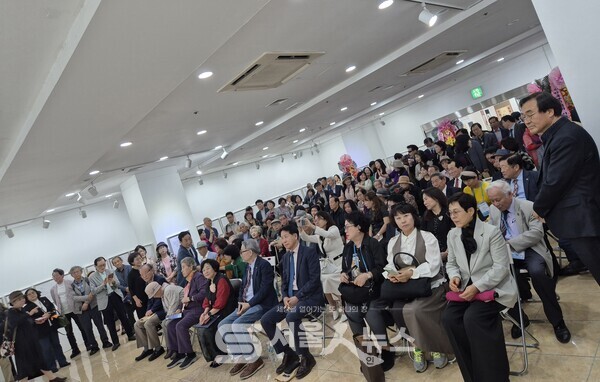 ▲김민정 시인(앞줄 좌측 4)이 김호운 한국문인협회 이사장(앞줄 중앙)과 내빈들이 함께 하는 모습.