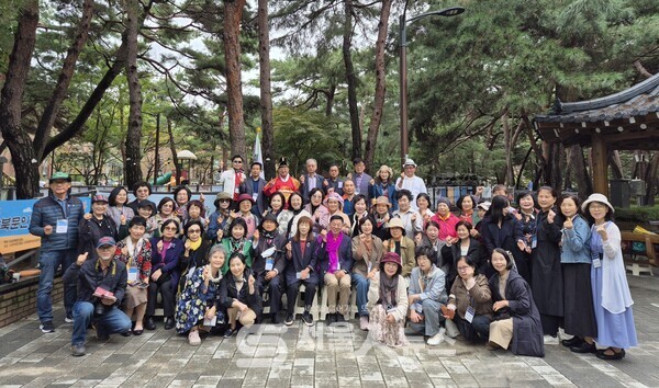 ▲박정희해남 회장(앞줄 좌측 7)과 윤보영 시인(앞줄 좌측 8)이 ‘2025년 가을시화전’ 행사를 마치고 내빈과 회원들이 기념사진을 촬영하고 있다.