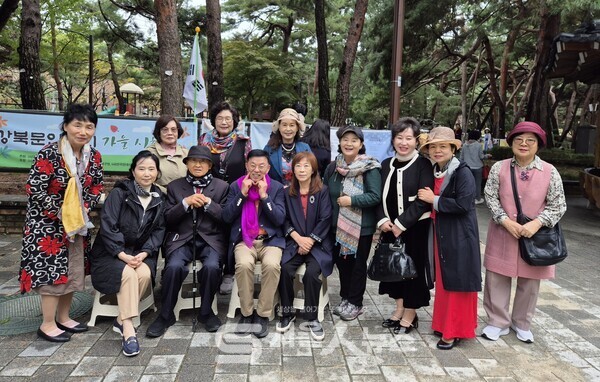 ▲박정희해남 회장(앞줄 중앙)과 윤보영 시인(앞줄 좌측 4)이 ‘2025년 가을시화전’ 행사를 마치고 내빈들과 기념사진을 촬영하고 있다.