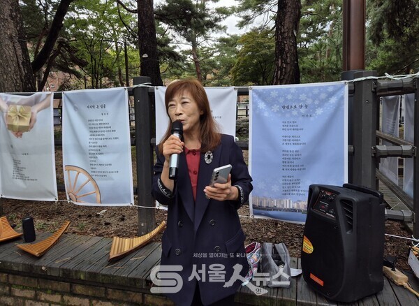 ▲박정희해남 회장이 '2025 가을 시화전' 행사에서 인사말을 하는 모습.