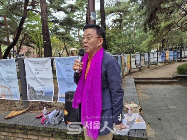 ▲윤보영 시인이 '2025 가을 시화전' 행사에서 축사를 하는 모습.