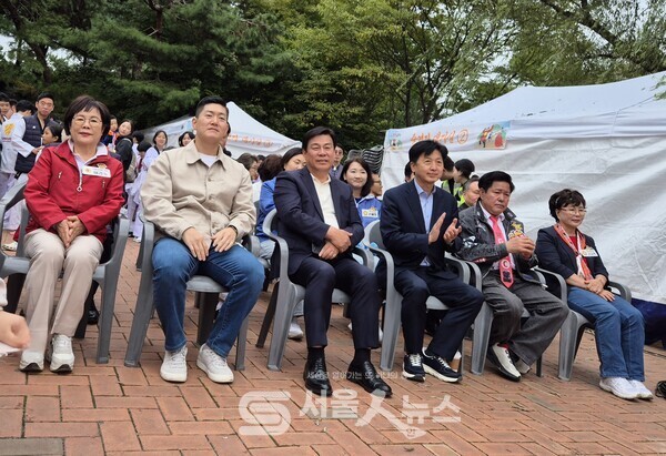 ▲안병건 도봉구의회 의장(우측 2)이 ‘제14회 도봉 한글 잔치’ 행사에 내빈들과 함께 참석한 모습. 