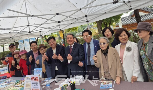 ▲최귀옥 도봉문화원장(우측 5)과 김선동 위원장(우측 6)이 ‘제14회 도봉 한글 잔치’ 행사에서 도봉문인협회 작가들과 기념사진을 촬영하고 있는 모습.