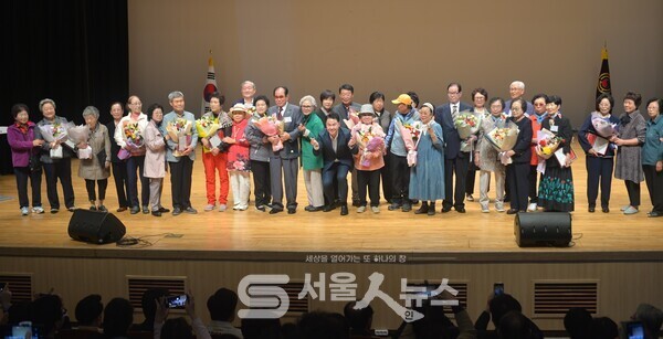 ▲오언석 도봉구청장이 ‘제29회 노인의 날 기념식’에서 유공자 표창장을 수상한 어르신들과 기념사진을 촬영하고 있다.