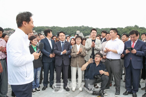 ▲북한산 고도제한 완화를 위해 지난달 30일, 북한산을 방문한 오세훈 서울시장(좌 1)과 오언석 도봉구청장(앞줄 우 3), 이순희 강북구청장(앞줄 우 4)이 고도제한 규제완화 항목의 주요 내용들에 대해 정보를 나누고 있다.