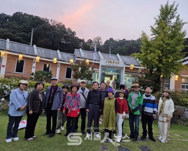 ▲정 철 송아리문학회 회장(두 번째 줄 좌 5)이 ‘2025년 가을 문학기행’에서 회원들과 기념사진을 촬영하는 모습.