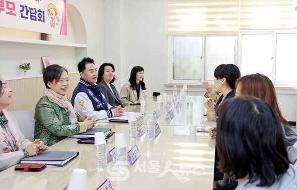 ▲오언석 도봉구청장이 지역 학부모들과 교육현안에 대해 논의하고 있다(2025. 10. 22. 창일초등학교)