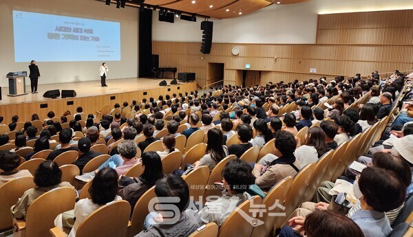 ▲2025년 '제3회 불후의 명강' 강의하는 모습.