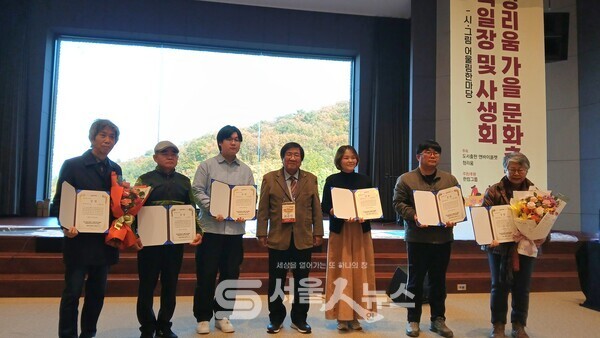 ▲복합문화공간 청리움에서 '2025년 제1회 청리움 가을 문화축제'와 '백일장 및 사생회 - 시·그림 어울림한마당' 대회 시상식에서 수상자들이 기념사진을 촬영하고 있다.