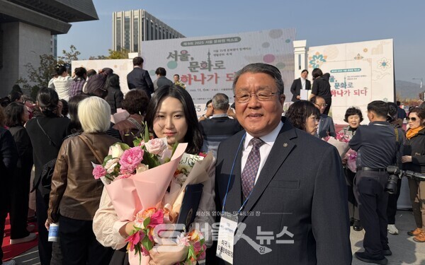 ▲도봉문화원(원장 최귀옥 우측) 김예빈 사원(좌측)은 지난 11월 6일(목)에 열린 제9회 서울문화원엑스포에서 지방문화원 육성·발전에 대한 서울특별시장 표창을 수상했다.