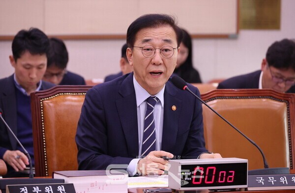 ▴김윤덕 국토교통부 장관이 국회 예산결산특별위원회에서 “행정소송에서 패소하면 규제를 해제하겠다”는 입장을 밝히고 있다.