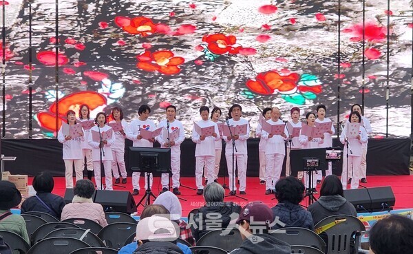 ▲‘제2회 꿈의숲 단풍문화축제’에서 공연하는 모습.