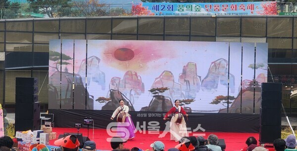 ▲연화무용단 단원이 ‘제2회 꿈의숲 단풍문화축제’에서 열띤 진도북춤 공연을 하는 모습.