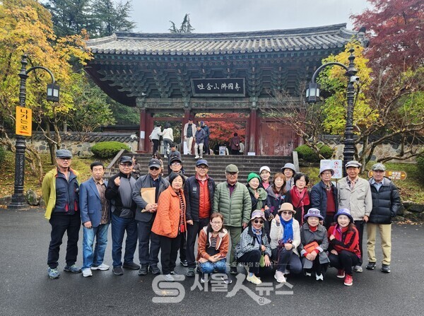 ▲한국문인산악회 박인수 회장(좌측 1)이 ‘2025년 가을 문학기행’ 에 참여한 회원들과 경주에서 기념사진을 촬영하는 모습.