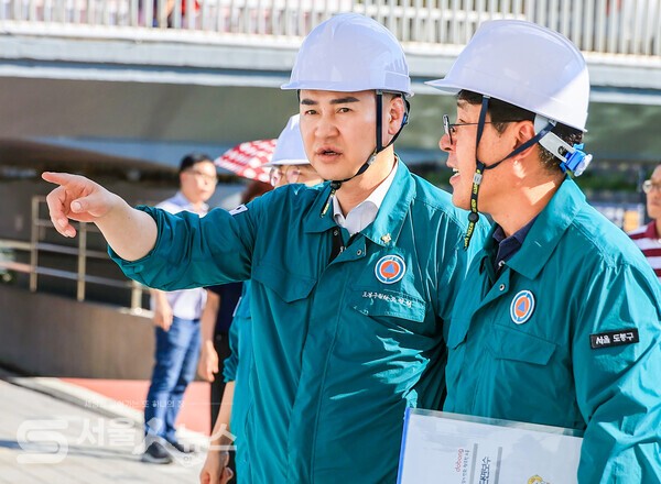 ▴오언석 도봉구청장(좌)이 우이천 쌍문교 옹벽공사 현장의 안전을 살피고 있는 모습.