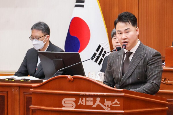 ▴도봉구의회 제348회 정례회에서 오언석 구청장(사진)이 시정연설을 통해 2026년도 예산 편성에 대해 설명하고 있는 모습.