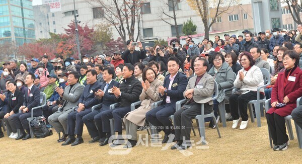▲오언석 도봉구청장(앞줄 우측 3)이 ‘우이신설 연장선 도시철도 건설공사’ 기공식 행사에 참석한 모습.