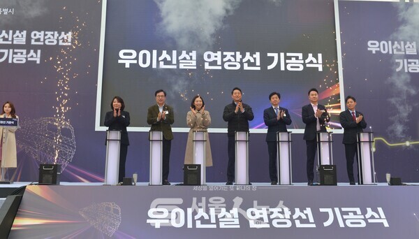 ▲오세훈 서울시장(중앙)과 최호정 서울시의회 의장(좌 3)이 ‘우이신설 연장선 도시철도 건설공사’ 기공식 행사에서 세리머니한 후, 기념사진을 촬영하는 모습.